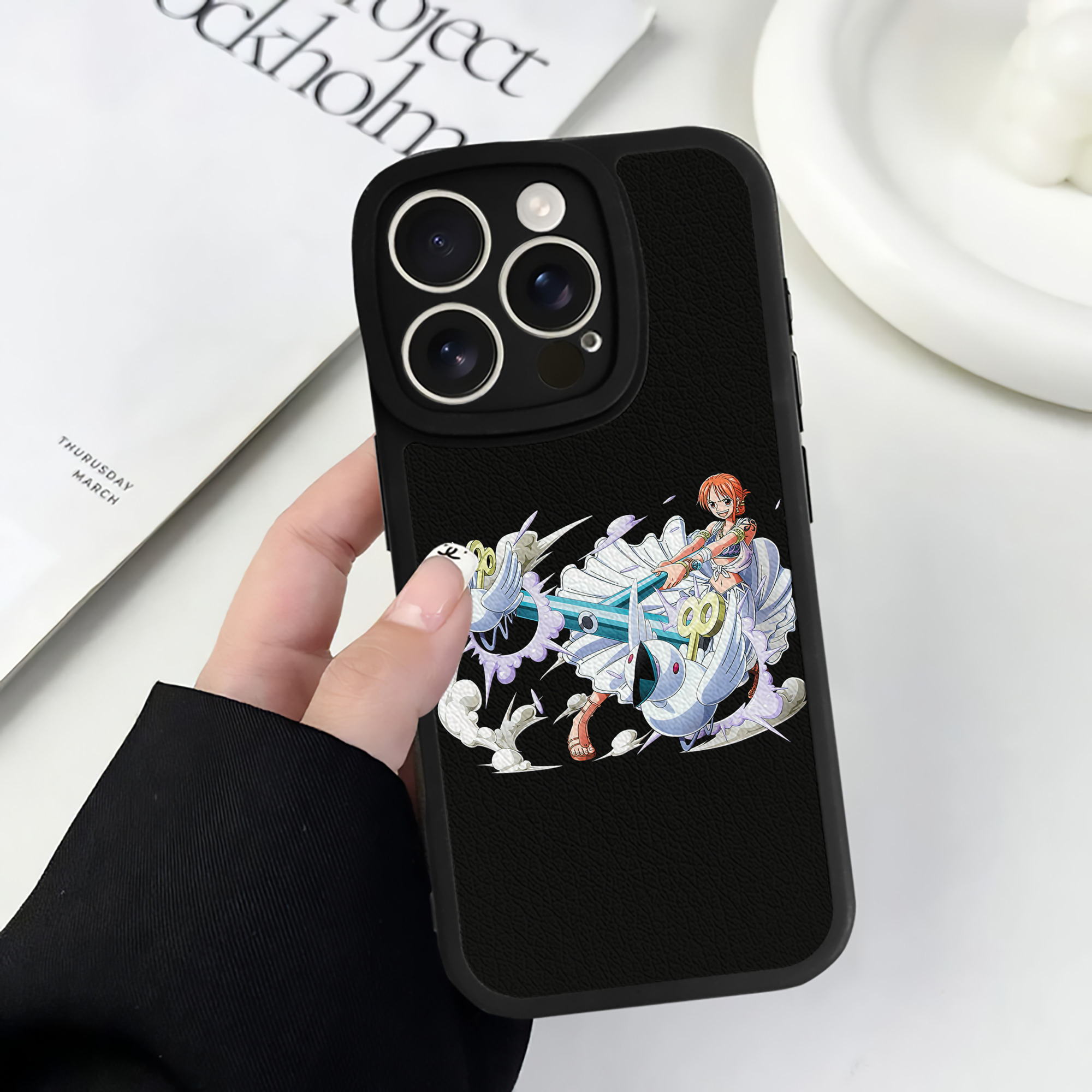 （画像用） ワンピース ナミ ONE PIECE Nami 【iPhone 16シリーズ対応】シリコンスマホケース（レザー調） 材質：シリコン